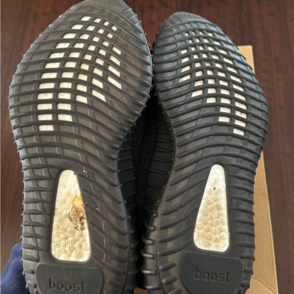 YEEZY BOOST 350 V2 BLACK/RED - Picture 4 of 5